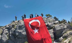Burdur'da jandarmadan 54 metrekarelik dev Türk bayrağı
