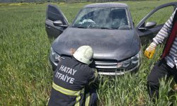 Hassa'da tarlaya uçan otomobilin sürücüsü yaralandı