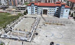 Isparta Belediyesi, 3 okula halı saha ve 1 okula kapalı spor salonu kazandırıyor
