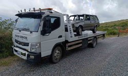 Manavgat'ta 40 metrelik şarampole uçan araçtaki 2 kişi yaralandı