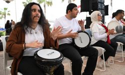 Mersin'de engeller sanat ve müzikle aşıldı