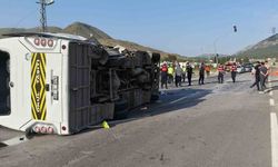 Mersin'de öğrenci servisi devrildi: 17 yaralı