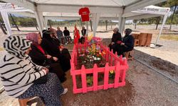 Okul saldırısında hayatını kaybeden Almina'nın mezarı pembeye boyandı