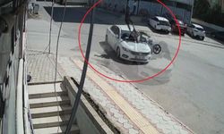 Otomobile ok gibi saplanan motosikletteki 2 kişinin havaya savrulduğu anlar kamerada