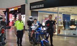 Polis, çocukları motosiklete bindirip çeşitli hediyeler dağıttı