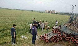 Römork devrildi, 4 kişi tarlaya uçtu