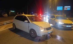 Seyir halindeki otomobil bariyerlere çarptı: 2 yaralı