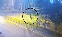 Üst geçitten atlayan 14 yaşındaki çocuğa otomobilin çarptığı anlar kamerada