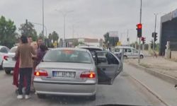 Adana'da trafikte kadınlı erkekli kavga kameraya yansıdı
