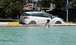 Antalya'da çocuklar süs havuzuna girerek serinledi