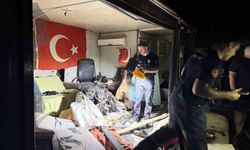 Direğe çarpan otomobilin motoru fırlayıp işçilerin kaldığı barakaya uçtu: 1 ağır yaralı