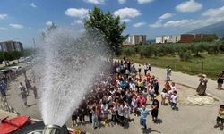 Düziçi'nde karne şenliği: İtfaiye çocukları böyle serinletti