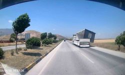 Fırtınanın, tırda taşınan konteyneri uçurduğu anlar kamerada