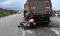 Hafriyat kamyonuyla çarpışan motosikletin sürücüsü yaralandı