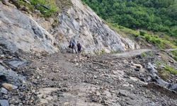 Heyelan nedeniyle kapanan köy yolunda vatandaşlar halatlarla karşıya geçti