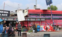 Kontrolden çıkan kamyon bakkala daldı: 1 yaralı