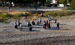 Mersin'de gençlerden alkışlanacak hareket: Sahili temizlediler