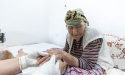 Mersin'de Evde Bakım Ekipleri Uzakları Yakın Ediyor