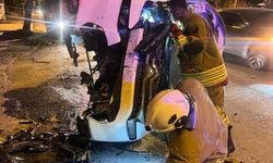 Ağaca çarparak yan yatan otomobildeki 2 kişi yaralandı