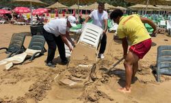 Alanya'da dev dalgalar şezlongları kuma gömdü