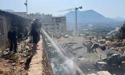 Alanya'da inşaat boruları alev aldı, yangın yatakhaneye sıçradı