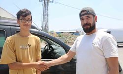 Aracında unutulan telefonu sahibine ulaştırmak için günlerce mücadele veren vatandaş, emaneti sahibine teslim edince vicdanen rahatladı
