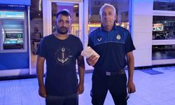 ATM'de bulduğu parayı zabıtaya teslim etti