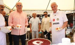 Başkan Özçelik kazanın başına geçip vatandaşlara aşure ikram etti