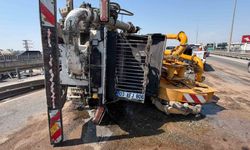 Beton pompası kamyonu bariyerlere çarpıp yan yattı