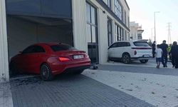 Çarpışan otomobiller hızını alamayıp iki ayrı kapıdan iş yerine girdi o anlar güvenlik kamerasına yansıdı