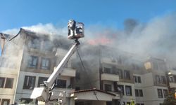 Hatay'da 2 binanın çatısı alevlere teslim oldu