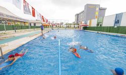 Mersin'de 7'den 77'ye herkes yüzme kurslarında buluşuyor