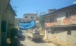 Rampayı çıkamayan briket yüklü tırın devrildiği anlar kamerada