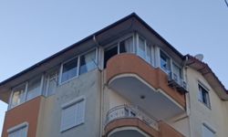 Şiddetli rüzgarda yerinden kopan pencere 5. kattan düştü