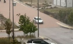 Şiddetli yağmur yolları suya teslim etti, araçlar yolda kaldı