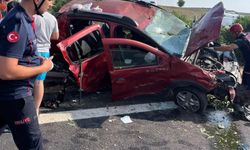 TAG Otoyolu'nda otomobil bariyerlere çarptı: 1'i çocuk 5 yaralı