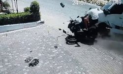 Tur midibüsüyle çarpışan motosiklettekiler yola savruldu
