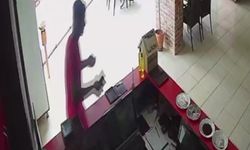 Tuvalet bahanesiyle girdiği restorandan telefon, camiden merdiven çaldı