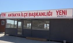 Yeni Parti'nin ilk tabelası Antakya'da konteyner binaya asıldı