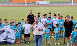 Toroslar Belediyesi Ücretsiz Futbol Okulu Açtı