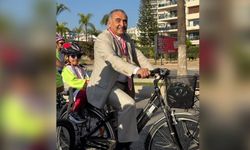 Çarşının Bisikletli Başkanı Herkesi Şaşırtıyor