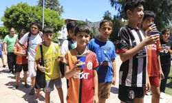 Mersin’de Vatandaşlara Buz Gibi Limonata İkramı