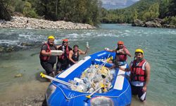 Beşkonak'ta raftingciler kürekleri bırakıp çöp topladı