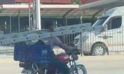 Boynunda merdivenle motosiklet kullandı
