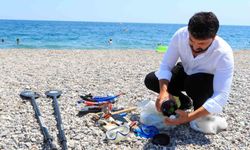 Denizin dibinde buldukları görenleri hayrete düşürüyor: Tatilcilerin denizde kaybettikleri, dalış yapan gencin ganimeti oluyor