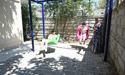 3 engelli kardeşin evinin bahçesine salıncak kuruldu