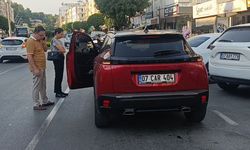 Kapısı açılan otomobile çarpan motosiklet sürücüsü yaralandı