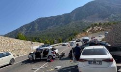 Karşı şeride geçip 3 araca çarptı: 4 yaralı