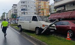 Kayan kamyonetin karşı şeride geçmesini refüjdeki tabela engelledi
