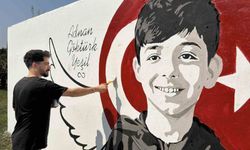Okul saldırısında hayatını kaybeden Adnan'ın portresi memleketinde duvara çizildi